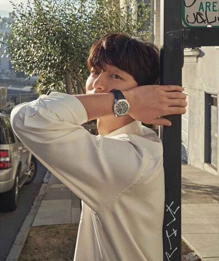 Gong Yoo mặc áo hoa, quần jeans ngồi lề đường làm fan điêu đứng - Ảnh 8. Gong Yoo mặc áo hoa, quần jeans ngồi lề đường làm fan điêu đứng - Ảnh 8.