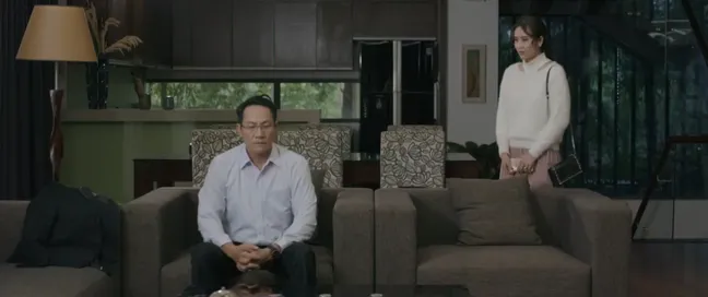 Chạy trốn thanh xuân - Tập 17: Bộ mặt đểu giả của ông Hoài cuối cùng cũng bị cả làng biết - Ảnh 5. Chạy trốn thanh xuân - Tập 17: Bộ mặt đểu giả của ông Hoài cuối cùng cũng bị cả làng biết - Ảnh 5.