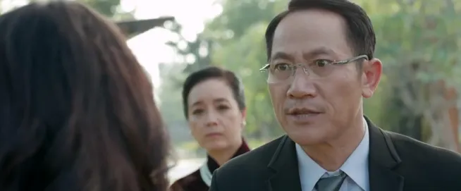 Chạy trốn thanh xuân - Tập 17: Bộ mặt đểu giả của ông Hoài cuối cùng cũng bị cả làng biết - Ảnh 3. Chạy trốn thanh xuân - Tập 17: Bộ mặt đểu giả của ông Hoài cuối cùng cũng bị cả làng biết - Ảnh 3.
