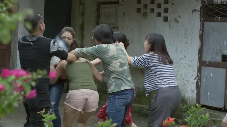 Những cô gái trong thành phố - Tập 11: Lâm (Công Lý) cầm dao thịt lợn khiến côn đồ còn phải sợ - Ảnh 3. Những cô gái trong thành phố - Tập 11: Lâm (Công Lý) cầm dao thịt lợn khiến côn đồ còn phải sợ - Ảnh 3.