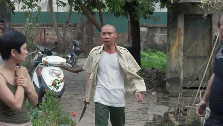 Những cô gái trong thành phố - Tập 11: Lâm (Công Lý) cầm dao thịt lợn khiến côn đồ còn phải sợ - Ảnh 4. Những cô gái trong thành phố - Tập 11: Lâm (Công Lý) cầm dao thịt lợn khiến côn đồ còn phải sợ - Ảnh 4.