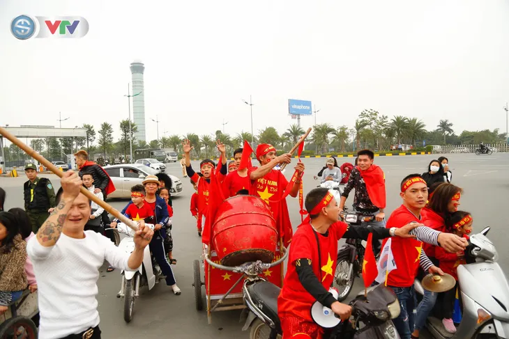 CĐV và người hâm mộ đổ về sân bay Nội Bài đón ĐT Việt Nam trở về - Ảnh 14. CĐV và người hâm mộ đổ về sân bay Nội Bài đón ĐT Việt Nam trở về - Ảnh 14.