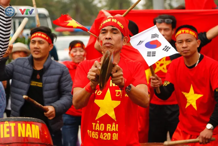 CĐV và người hâm mộ đổ về sân bay Nội Bài đón ĐT Việt Nam trở về - Ảnh 13. CĐV và người hâm mộ đổ về sân bay Nội Bài đón ĐT Việt Nam trở về - Ảnh 13.