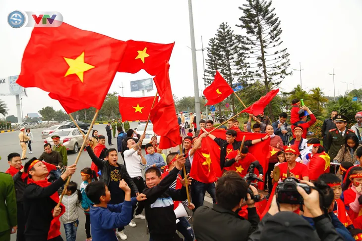 CĐV và người hâm mộ đổ về sân bay Nội Bài đón ĐT Việt Nam trở về - Ảnh 12. CĐV và người hâm mộ đổ về sân bay Nội Bài đón ĐT Việt Nam trở về - Ảnh 12.