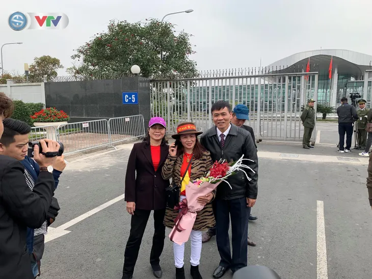 CĐV và người hâm mộ đổ về sân bay Nội Bài đón ĐT Việt Nam trở về - Ảnh 7. CĐV và người hâm mộ đổ về sân bay Nội Bài đón ĐT Việt Nam trở về - Ảnh 7.