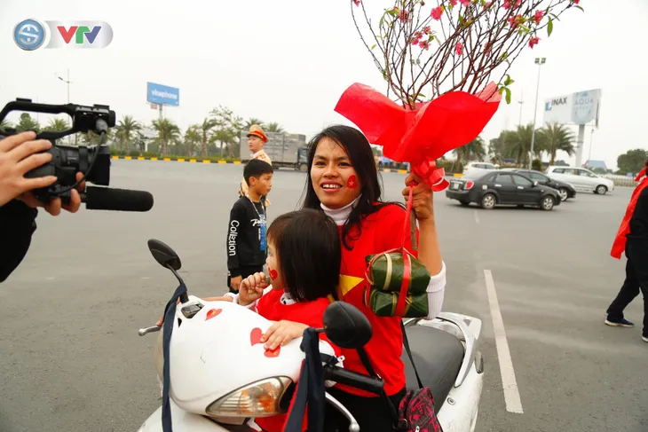 CĐV và người hâm mộ đổ về sân bay Nội Bài đón ĐT Việt Nam trở về - Ảnh 3. CĐV và người hâm mộ đổ về sân bay Nội Bài đón ĐT Việt Nam trở về - Ảnh 3.