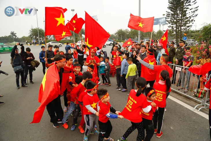CĐV và người hâm mộ đổ về sân bay Nội Bài đón ĐT Việt Nam trở về - Ảnh 5. CĐV và người hâm mộ đổ về sân bay Nội Bài đón ĐT Việt Nam trở về - Ảnh 5.