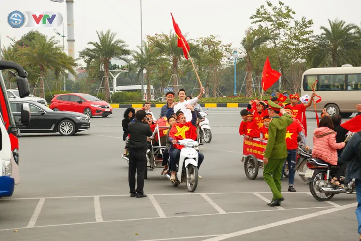 CĐV và người hâm mộ đổ về sân bay Nội Bài đón ĐT Việt Nam trở về - Ảnh 4. CĐV và người hâm mộ đổ về sân bay Nội Bài đón ĐT Việt Nam trở về - Ảnh 4.