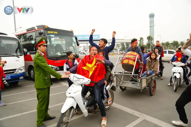 CĐV và người hâm mộ đổ về sân bay Nội Bài đón ĐT Việt Nam trở về - Ảnh 2. CĐV và người hâm mộ đổ về sân bay Nội Bài đón ĐT Việt Nam trở về - Ảnh 2.