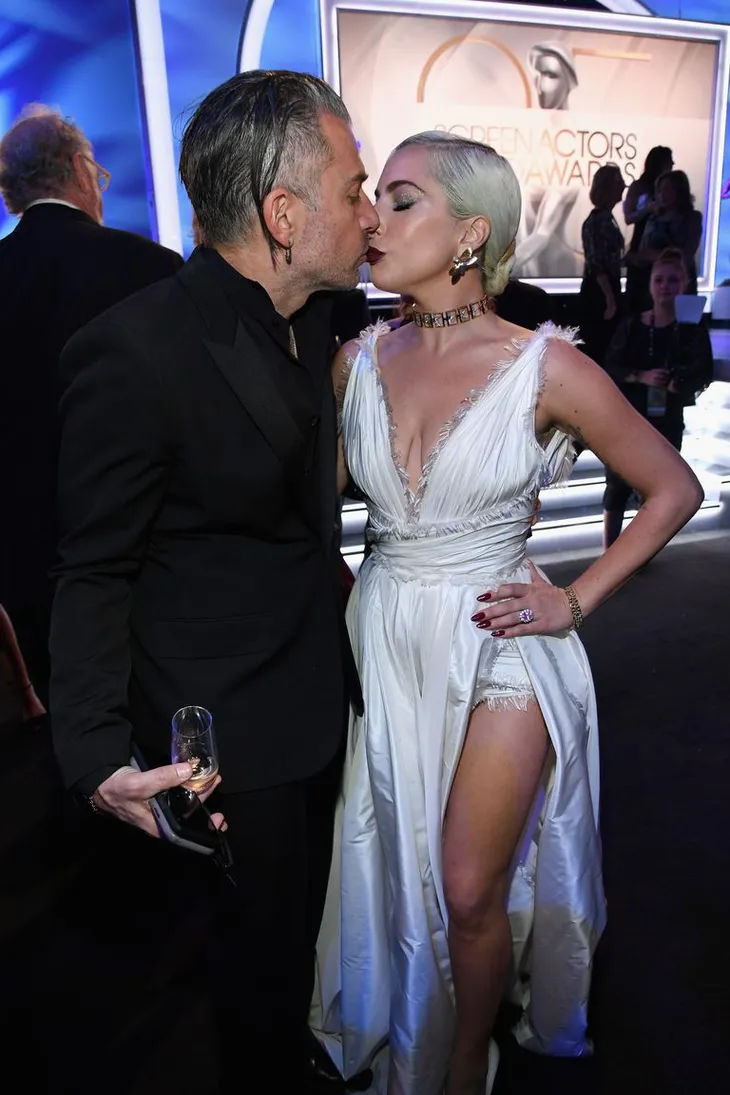Lady Gaga tình tứ bên hôn phu 50 tuổi - Ảnh 1. Lady Gaga tình tứ bên hôn phu 50 tuổi - Ảnh 1.