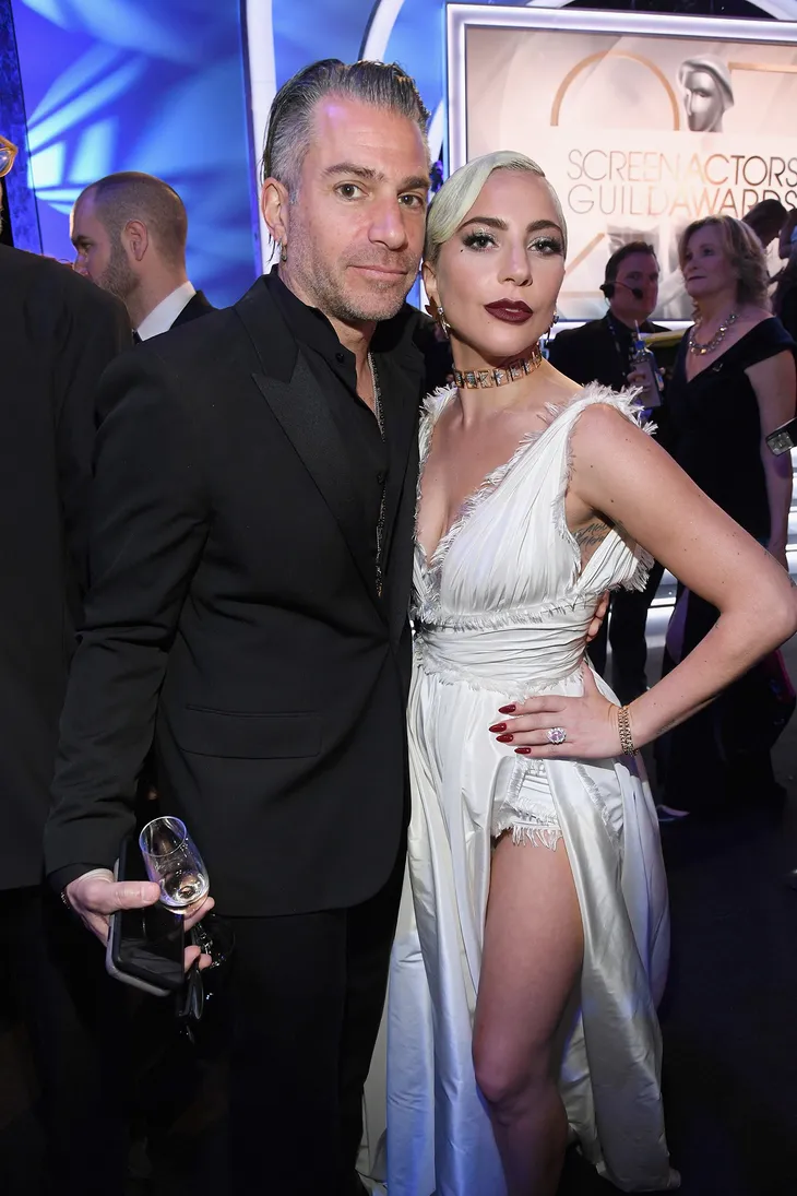 Lady Gaga tình tứ bên hôn phu 50 tuổi - Ảnh 2. Lady Gaga tình tứ bên hôn phu 50 tuổi - Ảnh 2.
