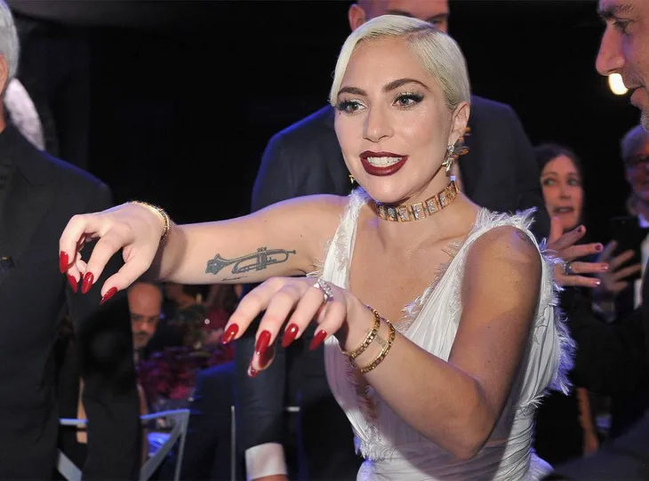 Lady Gaga tình tứ bên hôn phu 50 tuổi - Ảnh 4. Lady Gaga tình tứ bên hôn phu 50 tuổi - Ảnh 4.