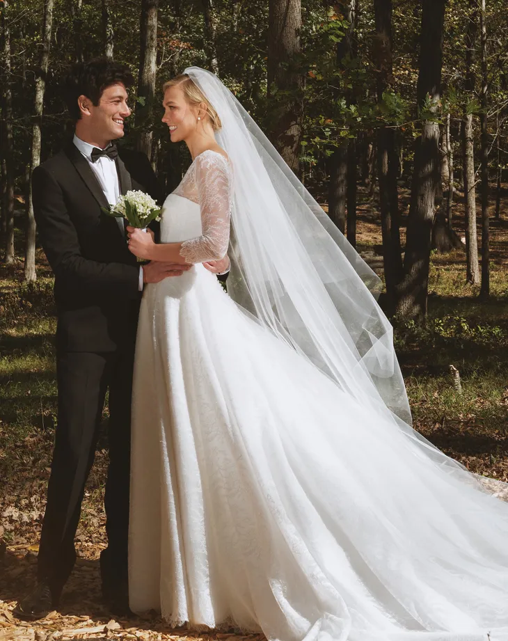 Karlie Kloss “đốn tim” fan với những hình ảnh đám cưới chưa từng công bố - Ảnh 2. Karlie Kloss “đốn tim” fan với những hình ảnh đám cưới chưa từng công bố - Ảnh 2.