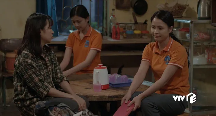 Những cô gái trong thành phố - Tập 5: Bị quản đốc nhiều lần giở trò cưỡng bức, Cúc tủi nhục ê chề - Ảnh 2. Những cô gái trong thành phố - Tập 5: Bị quản đốc nhiều lần giở trò cưỡng bức, Cúc tủi nhục ê chề - Ảnh 2.