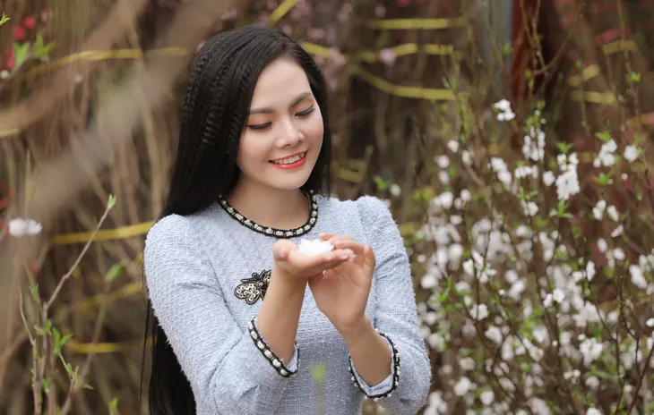 Sao mai Lương Nguyệt Anh khoe bộ ảnh rạng rỡ bên hoa đào trắng quý hiếm - Ảnh 3. Sao mai Lương Nguyệt Anh khoe bộ ảnh rạng rỡ bên hoa đào trắng quý hiếm - Ảnh 3.