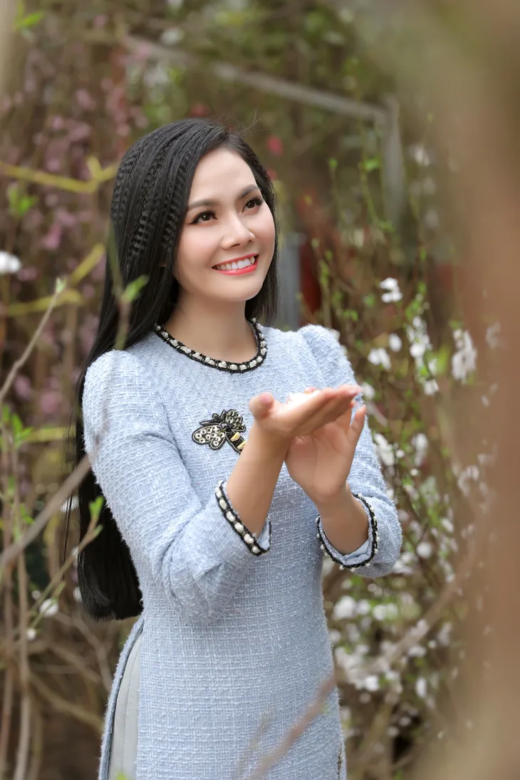 Sao mai Lương Nguyệt Anh khoe bộ ảnh rạng rỡ bên hoa đào trắng quý hiếm - Ảnh 4. Sao mai Lương Nguyệt Anh khoe bộ ảnh rạng rỡ bên hoa đào trắng quý hiếm - Ảnh 4.