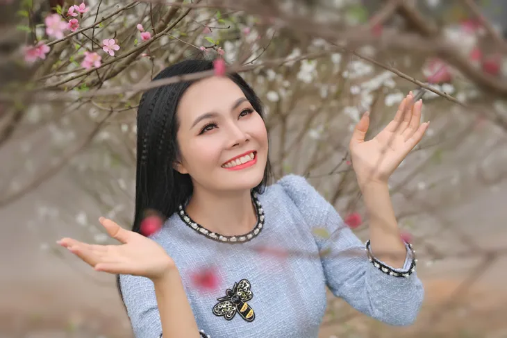 Sao mai Lương Nguyệt Anh khoe bộ ảnh rạng rỡ bên hoa đào trắng quý hiếm - Ảnh 7. Sao mai Lương Nguyệt Anh khoe bộ ảnh rạng rỡ bên hoa đào trắng quý hiếm - Ảnh 7.