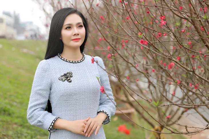 Sao mai Lương Nguyệt Anh khoe bộ ảnh rạng rỡ bên hoa đào trắng quý hiếm - Ảnh 8. Sao mai Lương Nguyệt Anh khoe bộ ảnh rạng rỡ bên hoa đào trắng quý hiếm - Ảnh 8.