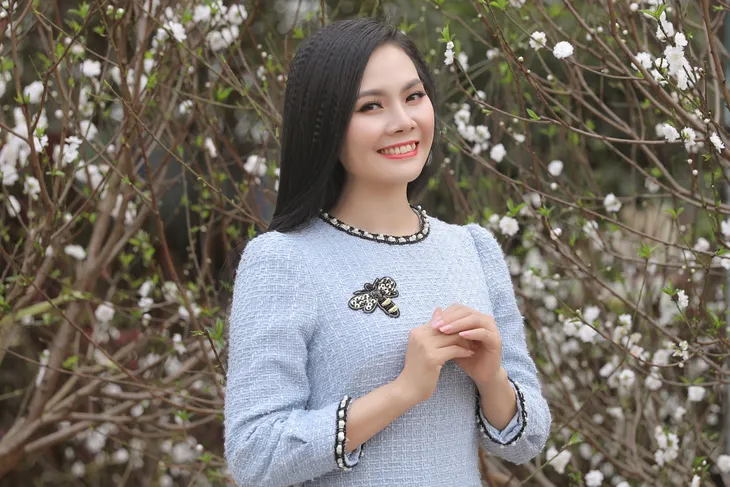 Sao mai Lương Nguyệt Anh khoe bộ ảnh rạng rỡ bên hoa đào trắng quý hiếm - Ảnh 1. Sao mai Lương Nguyệt Anh khoe bộ ảnh rạng rỡ bên hoa đào trắng quý hiếm - Ảnh 1.