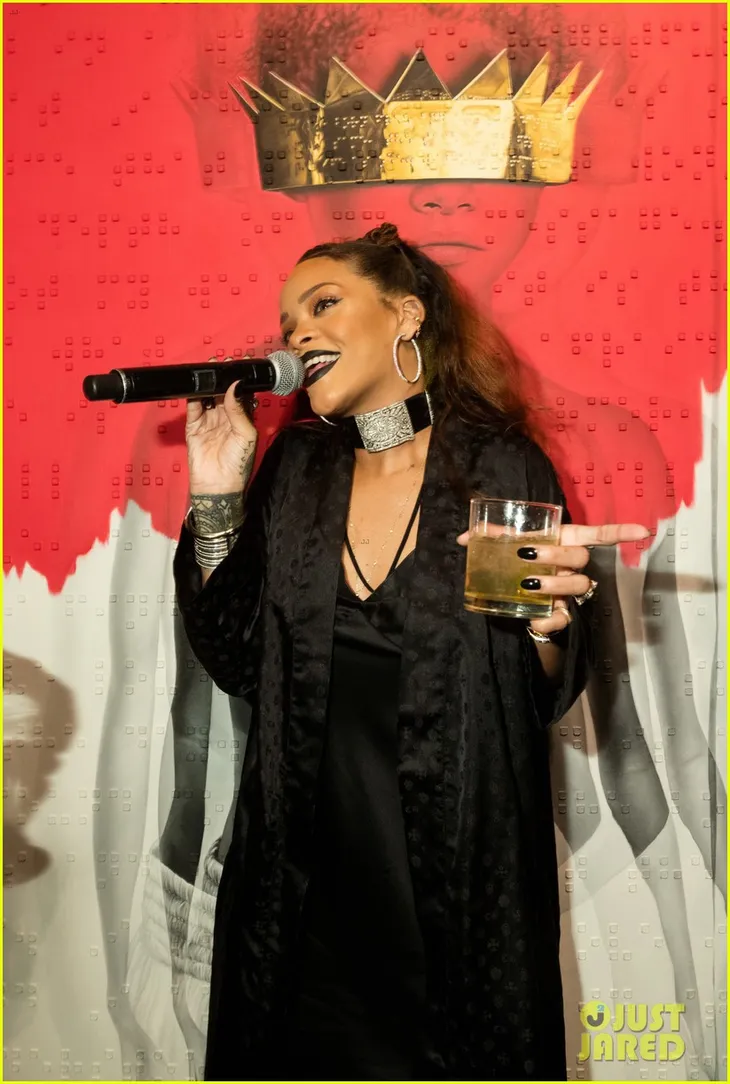 Chưa vội ra nhạc, Rihanna chúc mừng kỉ niệm 3 năm album cũ - Ảnh 4. Chưa vội ra nhạc, Rihanna chúc mừng kỉ niệm 3 năm album cũ - Ảnh 4.