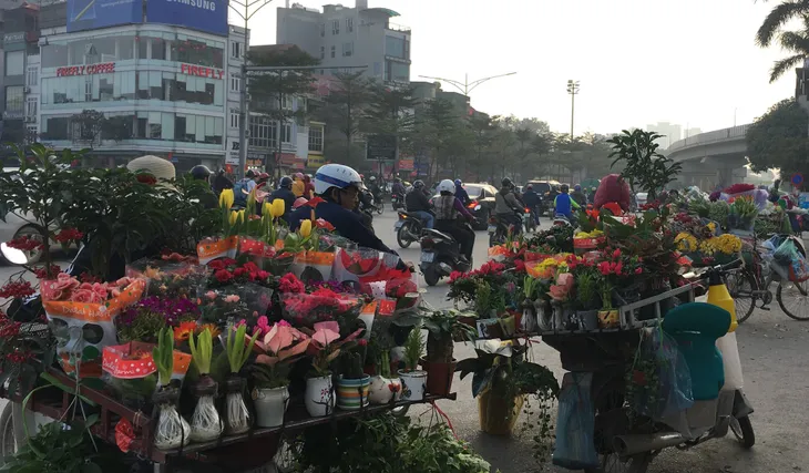 Ngày giáp Tết, mọi góc phố Hà Nội đều biến thành chợ hoa - Ảnh 12.