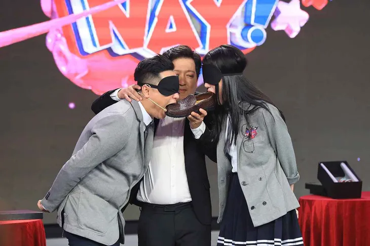 Ô hay gì thế này: Các nghệ sĩ Việt nhai dép ngày đầu năm - Ảnh 1. Ô hay gì thế này: Các nghệ sĩ Việt nhai dép ngày đầu năm - Ảnh 1.