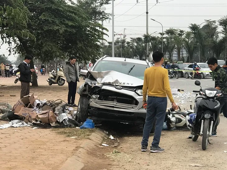 TNGT nghiêm trọng ở Hà Nội: Xe ô tô mất lái, 2 người tử vong - Ảnh 2. TNGT nghiêm trọng ở Hà Nội: Xe ô tô mất lái, 2 người tử vong - Ảnh 2.