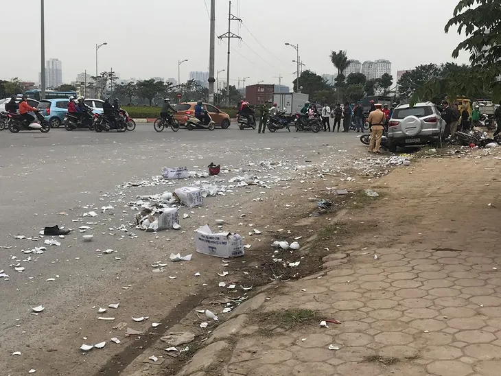 TNGT nghiêm trọng ở Hà Nội: Xe ô tô mất lái, 2 người tử vong - Ảnh 4. TNGT nghiêm trọng ở Hà Nội: Xe ô tô mất lái, 2 người tử vong - Ảnh 4.