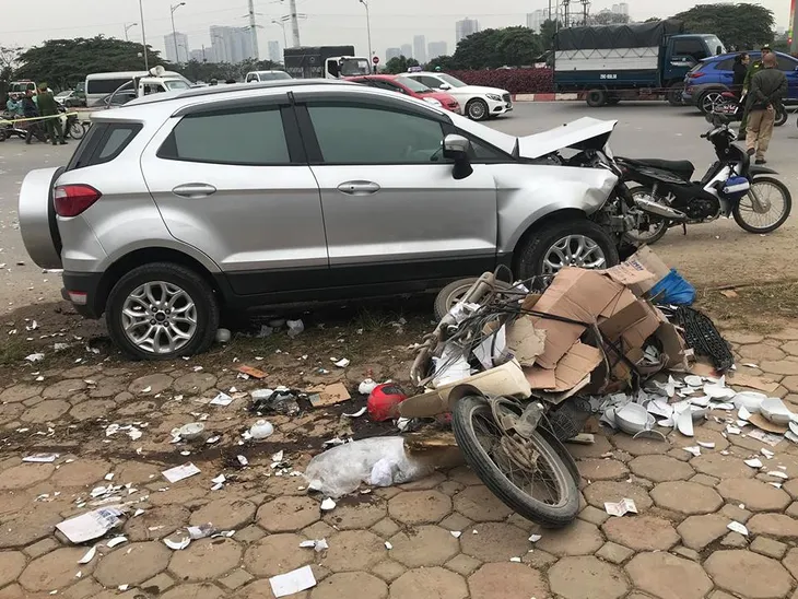 TNGT nghiêm trọng ở Hà Nội: Xe ô tô mất lái, 2 người tử vong - Ảnh 1. TNGT nghiêm trọng ở Hà Nội: Xe ô tô mất lái, 2 người tử vong - Ảnh 1.