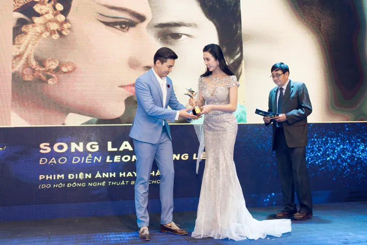 Á hậu Phương Nga đẹp như công chúa tại lễ trao giải điện ảnh - Ảnh 4. Á hậu Phương Nga đẹp như công chúa tại lễ trao giải điện ảnh - Ảnh 4.