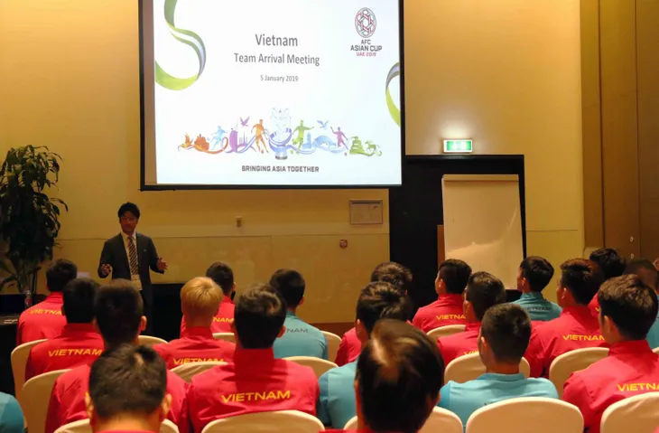 AFC họp với ĐT Việt Nam trước VCK Asian Cup 2019: Nắm vững luật là một lợi thế - Ảnh 1. AFC họp với ĐT Việt Nam trước VCK Asian Cup 2019: Nắm vững luật là một lợi thế - Ảnh 1.