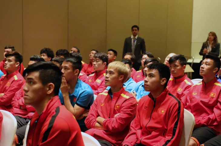 AFC họp với ĐT Việt Nam trước VCK Asian Cup 2019: Nắm vững luật là một lợi thế - Ảnh 3. AFC họp với ĐT Việt Nam trước VCK Asian Cup 2019: Nắm vững luật là một lợi thế - Ảnh 3.