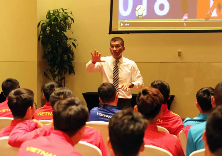 AFC họp với ĐT Việt Nam trước VCK Asian Cup 2019: Nắm vững luật là một lợi thế - Ảnh 4. AFC họp với ĐT Việt Nam trước VCK Asian Cup 2019: Nắm vững luật là một lợi thế - Ảnh 4.
