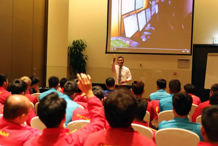 AFC họp với ĐT Việt Nam trước VCK Asian Cup 2019: Nắm vững luật là một lợi thế - Ảnh 6. AFC họp với ĐT Việt Nam trước VCK Asian Cup 2019: Nắm vững luật là một lợi thế - Ảnh 6.