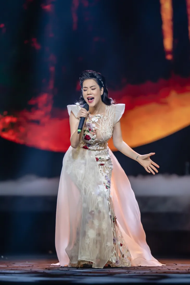 Thu Phương khiến khán giả phát cuồng khi lần đầu hát nhạc An Thuyên - Ảnh 1. Thu Phương khiến khán giả phát cuồng khi lần đầu hát nhạc An Thuyên - Ảnh 1.