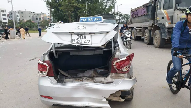 TNGT nghiêm trọng ở Hà Nội: Xe ô tô mất lái, 2 người tử vong - Ảnh 3. TNGT nghiêm trọng ở Hà Nội: Xe ô tô mất lái, 2 người tử vong - Ảnh 3.