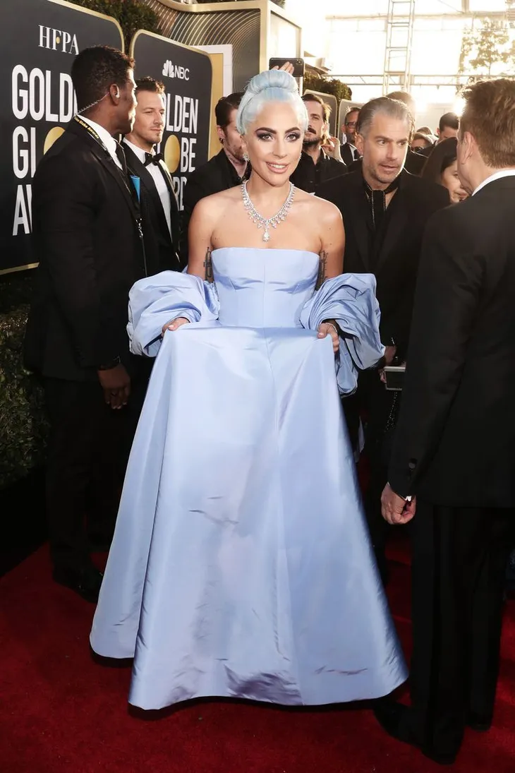 Lady Gaga diện váy lọ lem, nổi bật trên thảm đỏ Quả cầu vàng 2019 - Ảnh 2. Lady Gaga diện váy lọ lem, nổi bật trên thảm đỏ Quả cầu vàng 2019 - Ảnh 2.