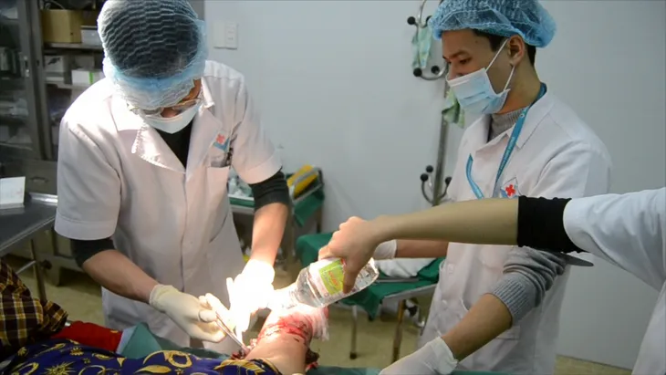 Cánh tay nhiễm trùng, bốc mùi hôi thối vì đắp thuốc nam chữa bỏng - Ảnh 1. Cánh tay nhiễm trùng, bốc mùi hôi thối vì đắp thuốc nam chữa bỏng - Ảnh 1.