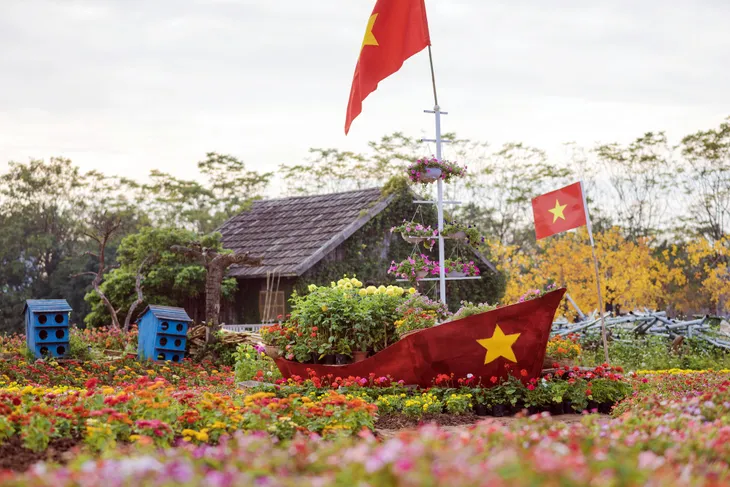 Choáng với cúp hoa khổng lồ cổ vũ đội tuyển Việt Nam tại Asian Cup 2019 - Ảnh 4. Choáng với cúp hoa khổng lồ cổ vũ đội tuyển Việt Nam tại Asian Cup 2019 - Ảnh 4.