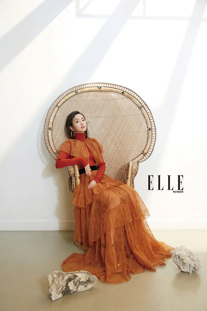 Lâm Y Thần khoe nhan sắc nữ thần trên ELLE - Ảnh 4. Lâm Y Thần khoe nhan sắc nữ thần trên ELLE - Ảnh 4.