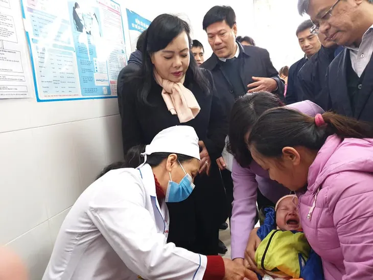 Bộ trưởng Bộ Y tế kiểm tra tiêm chủng vaccine ComBE Five tại trạm y tế xã - Ảnh 1. Bộ trưởng Bộ Y tế kiểm tra tiêm chủng vaccine ComBE Five tại trạm y tế xã - Ảnh 1.