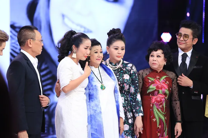NSND Kim Cương tái xuất khiến loạt sao Ký ức vui vẻ khóc - Ảnh 4. NSND Kim Cương tái xuất khiến loạt sao Ký ức vui vẻ khóc - Ảnh 4.