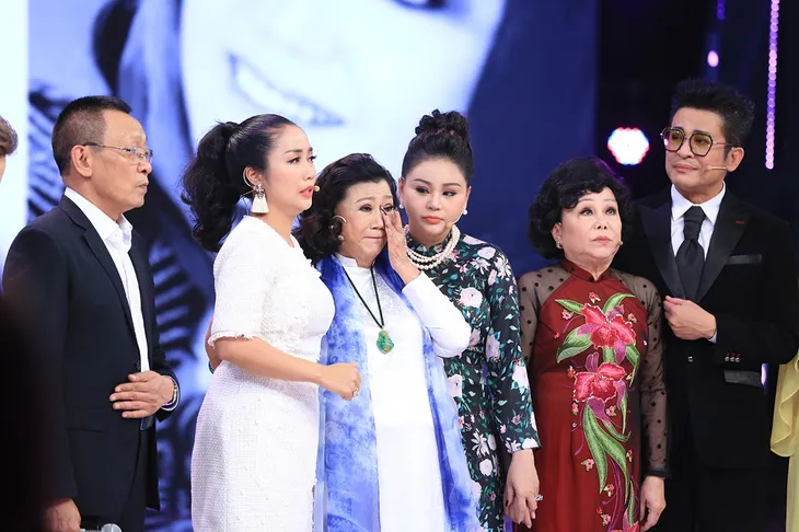 NSND Kim Cương tái xuất khiến loạt sao Ký ức vui vẻ khóc - Ảnh 3. NSND Kim Cương tái xuất khiến loạt sao Ký ức vui vẻ khóc - Ảnh 3.