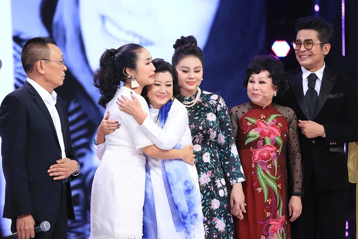NSND Kim Cương tái xuất khiến loạt sao Ký ức vui vẻ khóc - Ảnh 2. NSND Kim Cương tái xuất khiến loạt sao Ký ức vui vẻ khóc - Ảnh 2.