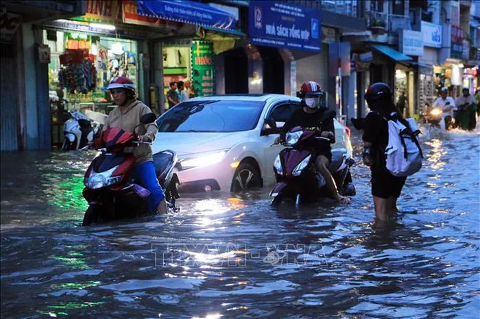 Công an Vĩnh Long giúp dân trong triều cường - Ảnh 1.