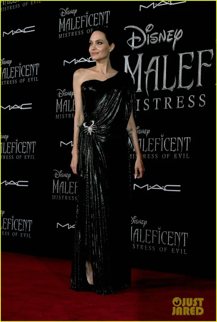 Angelina Jolie hạnh phúc bên các con trong lễ công chiếu Maleficent 2 - Ảnh 6. Angelina Jolie hạnh phúc bên các con trong lễ công chiếu Maleficent 2 - Ảnh 6.