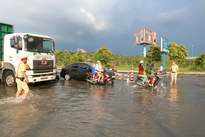 Triều cường đạt đỉnh, học sinh ở TP Cần Thơ được nghỉ học - Ảnh 2.