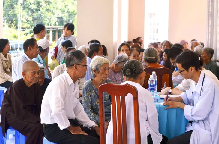 Khám, tư vấn, cấp thuốc miễn phí cho 150 người cao tuổi - Ảnh 1. Khám, tư vấn, cấp thuốc miễn phí cho 150 người cao tuổi - Ảnh 1.
