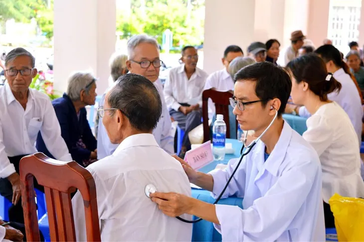 Khám, tư vấn, cấp thuốc miễn phí cho 150 người cao tuổi - Ảnh 2. Khám, tư vấn, cấp thuốc miễn phí cho 150 người cao tuổi - Ảnh 2.