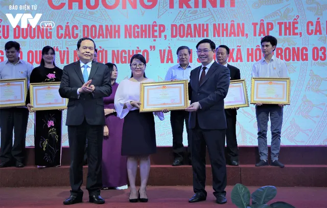 VTV News nhận bằng khen trong tuyên truyền, vận động, ủng hộ Quỹ Vì người nghèo và an sinh xã hội trong 3 năm 2017-2020 - Ảnh 5. VTV News nhận bằng khen trong tuyên truyền, vận động, ủng hộ Quỹ Vì người nghèo và an sinh xã hội trong 3 năm 2017-2020 - Ảnh 5.